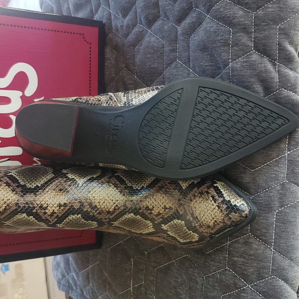 Boots - Picture 3 of 6